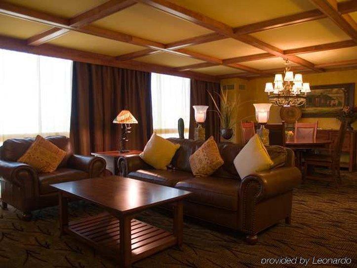 Crowne Plaza Tulsa Hotel Southern Hills Interior photo